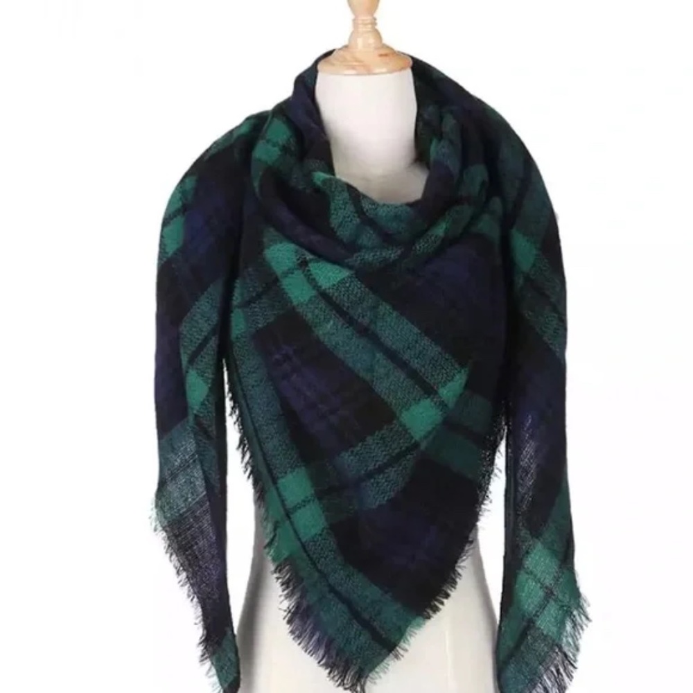 Hunter Tartan Scarf in Green and Navy